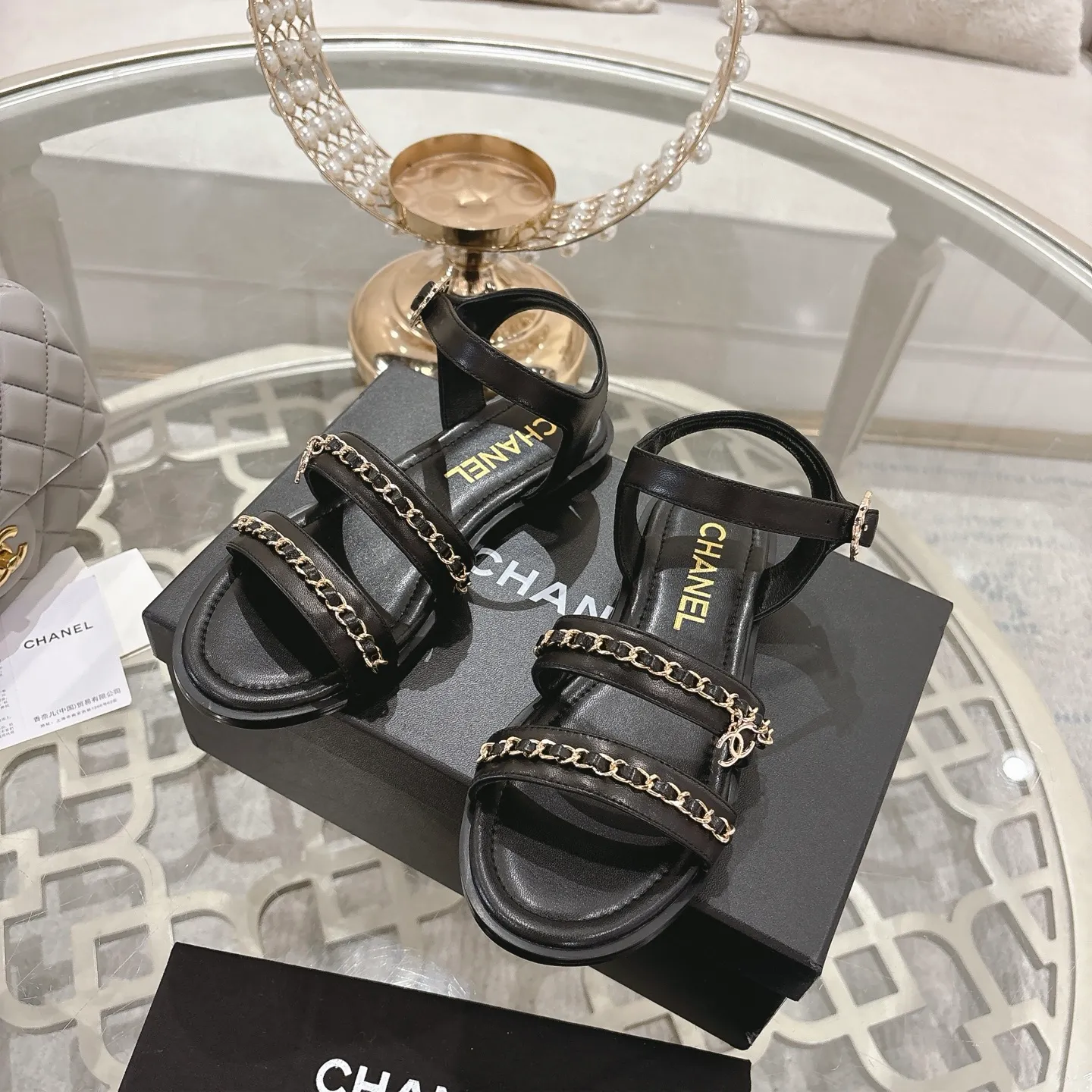 👟👟Ex-factory price 560👟👟Chanel Xiaoxiang 2025ss spring and summer latest catwalk fashion chain decoration top quality! Accurate to 1:1, light luxury without tiring the feet, the upper foot can be matched with spring and summer clothes at will, highlighting texture and taste, simple yet luxurious appearance, even if it is just a pair of sandals, it is definitely a must-have pair in the summer shoe cabinet. Upper: imported lambskin. Lining: imported sheepskin lining. Outsole: original customized outsole. Size: 35-40 (40.41.42 custom-made, non-returnable)
